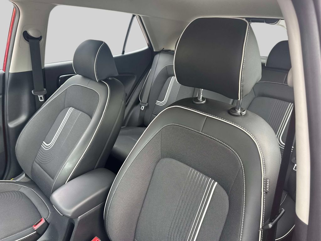 Certified 2024 Hyundai Venue Limited FWD image 18