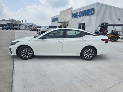 Used 2025 Nissan Altima 2.5 SV FWD image 6