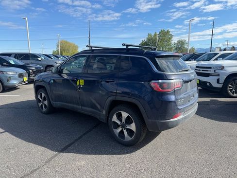 Used 2018 Jeep Compass Latitude w/ Popular Equipment Group AWD/4WD image 2