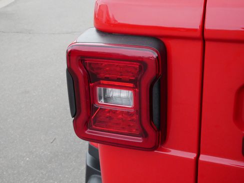 Used 2025 Jeep Wrangler Unlimited Sahara w/ Safety Group AWD/4WD image 17