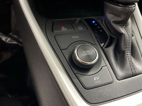 Used 2025 Toyota RAV4 XLE AWD/4WD image 33