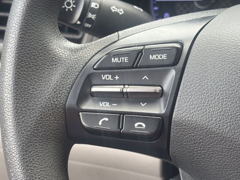 Used 2020 Hyundai Elantra SE FWD image 11