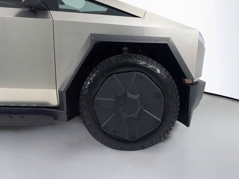 Used 2024 Tesla Cybertruck AWD Crew Cab image 27