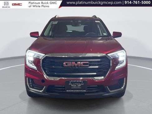 Used 2024 GMC Terrain SLE w/ Driver Convenience Package image 2