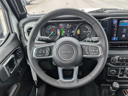 Used 2025 Jeep Wrangler Unlimited Sahara AWD/4WD image 16