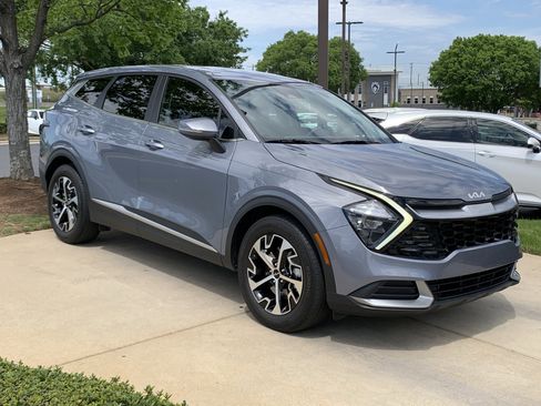 Used 2023 Kia Sportage EX image 2