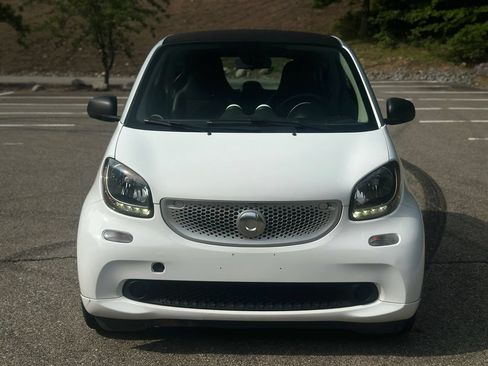 Used 2017 smart fortwo pure RWD image 2