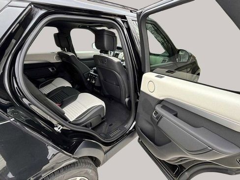 New 2024 Land Rover Discovery Dynamic SE image 18