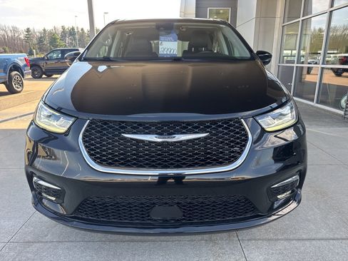 Used 2024 Chrysler Pacifica Touring-L image 11