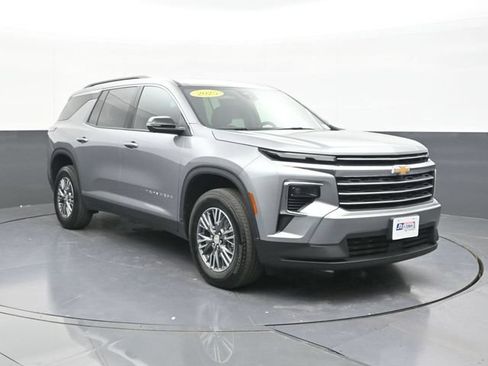 Used 2025 Chevrolet Traverse LT w/ Driver Confidence Package FWD image 19