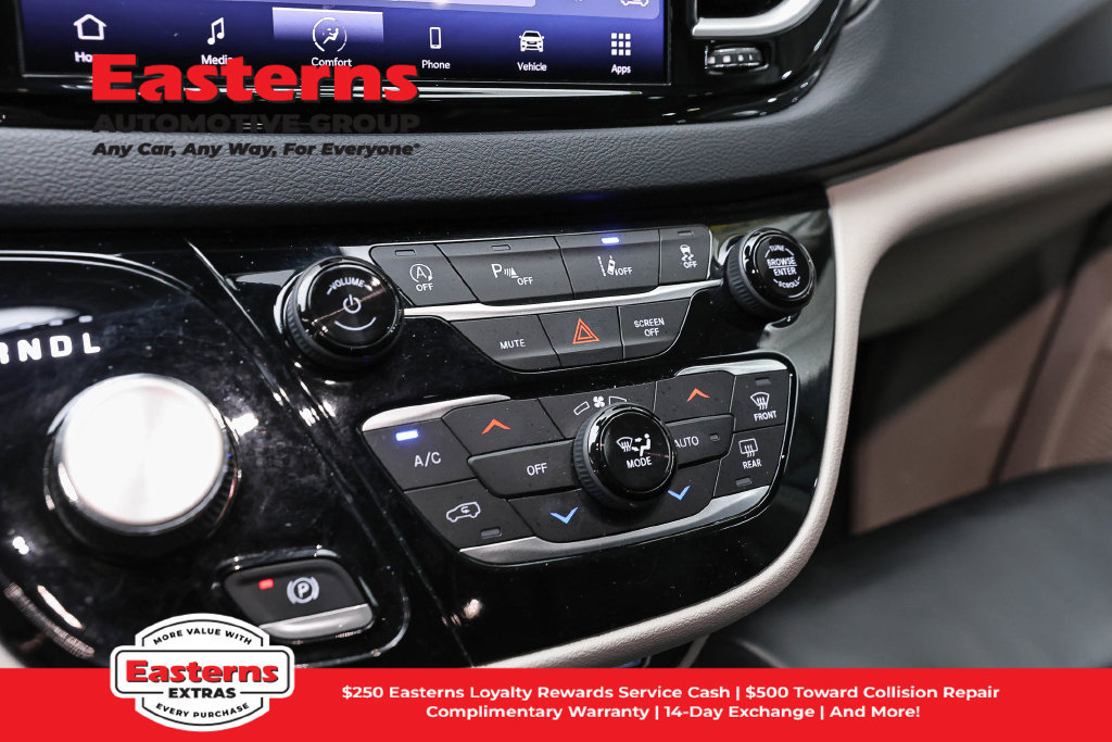 Used 2023 Chrysler Pacifica Touring-L FWD image 19