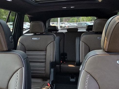 Used 2026 GMC Acadia Denali Ultimate w/ LPO, Floor Liner Package AWD/4WD image 8