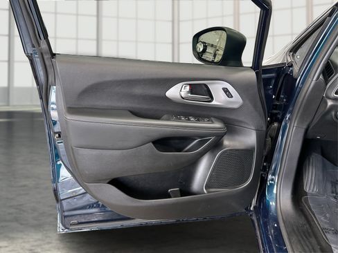 Used 2023 Chrysler Pacifica Touring-L w/ S Appearance Package AWD/4WD image 19