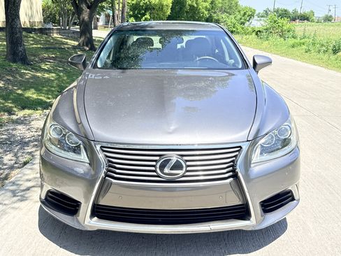 Used 2013 Lexus LS 460 w/ Comfort Pkg RWD image 3