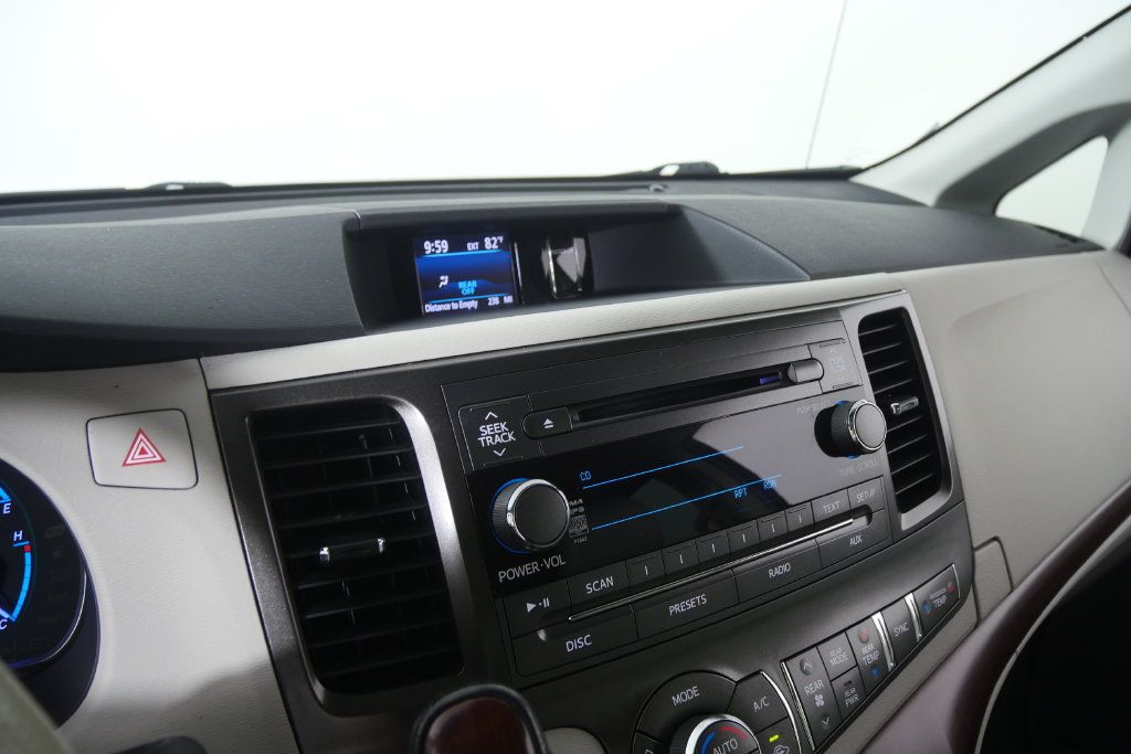 Used 2013 Toyota Sienna XLE FWD image 21