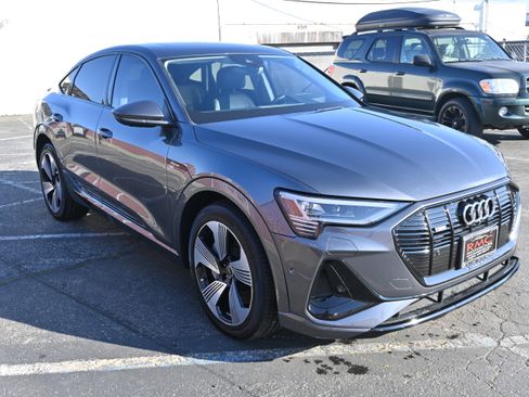 Used 2021 Audi e-tron Prestige w/ Prestige Package image 3