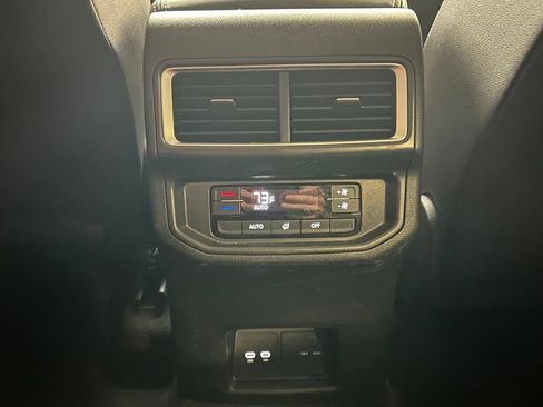 Used 2024 Volkswagen Atlas SE AWD/4WD image 19