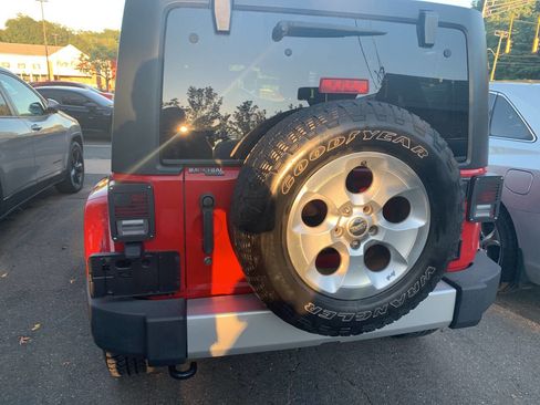 Used 2013 Jeep Wrangler Unlimited Sahara w/ Connectivity Group image 10