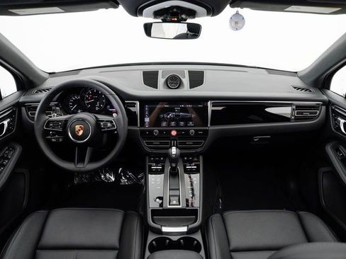 Certified 2025 Porsche Macan image 23