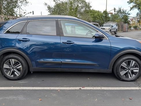 Used 2020 Kia Niro LXS image 2