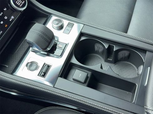 Used 2024 Jaguar F-PACE R-Dynamic S image 32