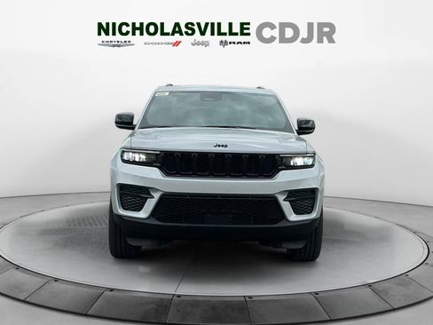 New 2025 Jeep Grand Cherokee Altitude image 9