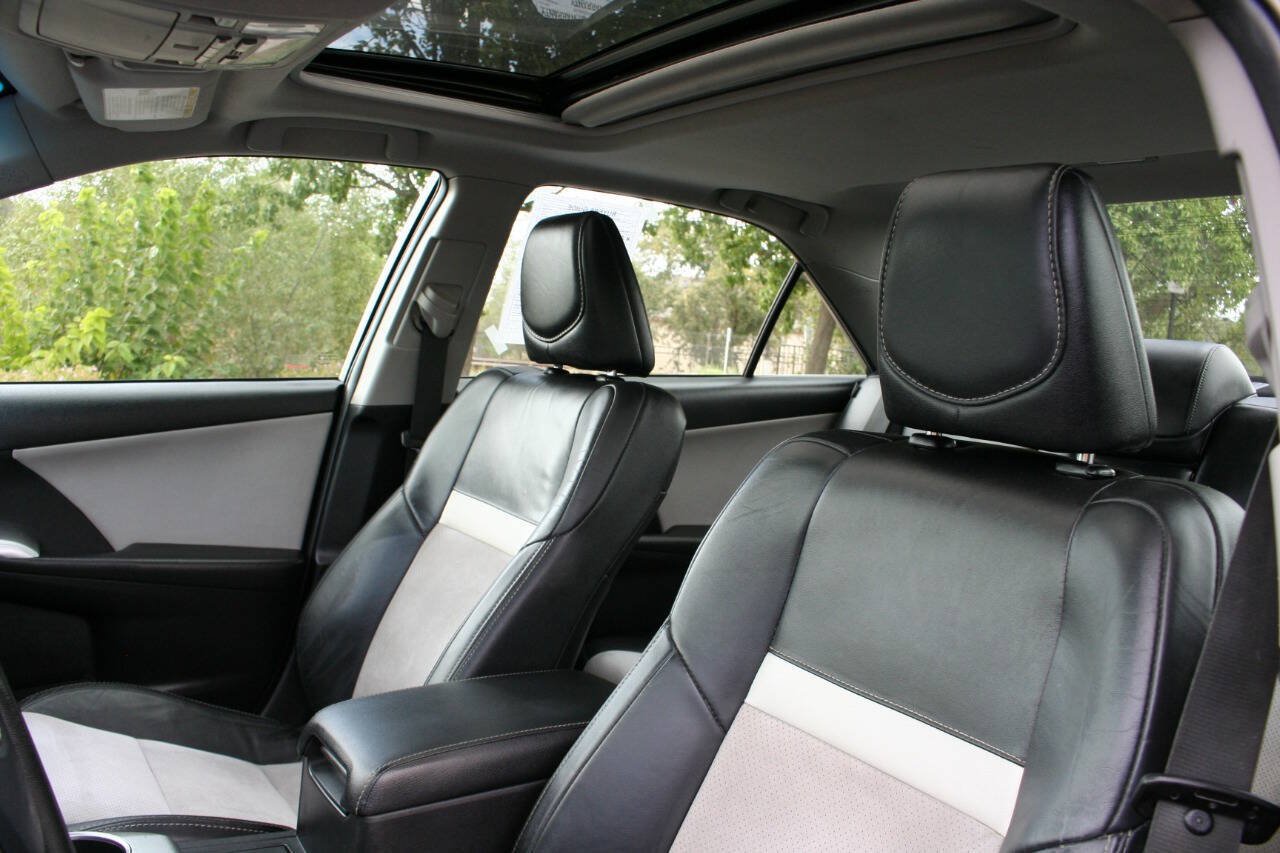 Used 2012 Toyota Camry SE w/ Leather Pkg FWD image 12
