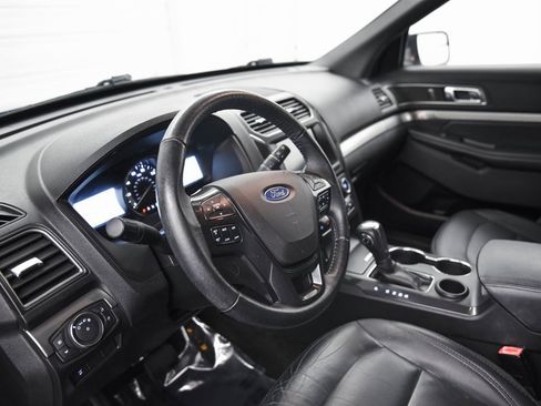 Used 2018 Ford Explorer XLT w/ Equipment Group 202A image 17