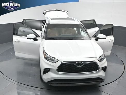 Used 2023 Toyota Highlander Platinum image 10