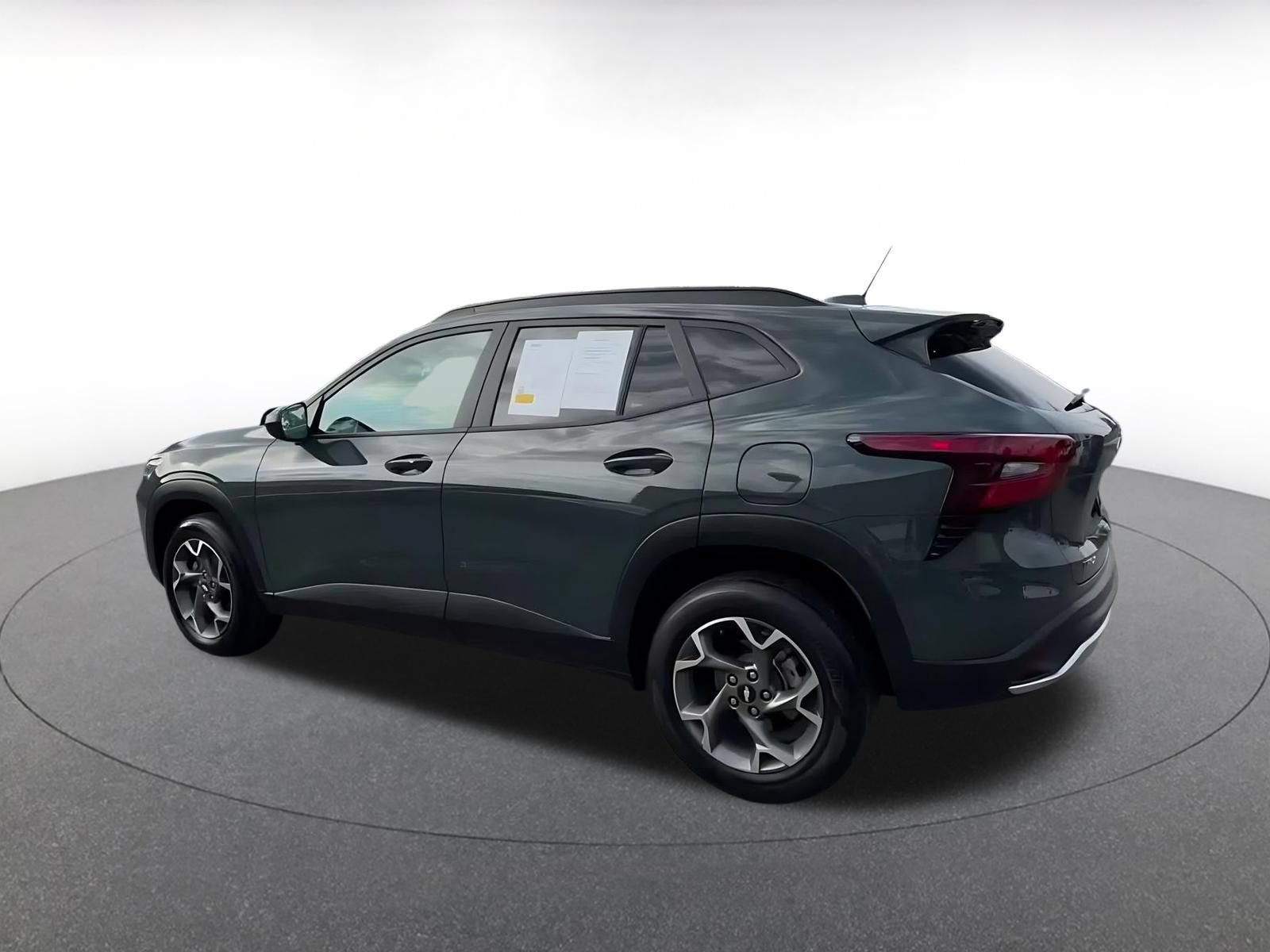 Used 2025 Chevrolet Trax LT w/ LT Convenience Package FWD image 8