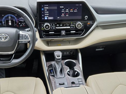 Used 2023 Toyota Highlander Platinum FWD image 17