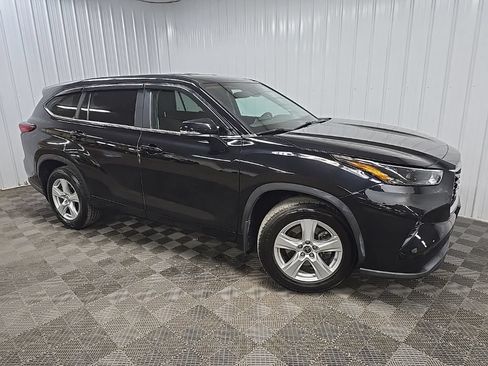 Used 2023 Toyota Highlander LE AWD/4WD image 1