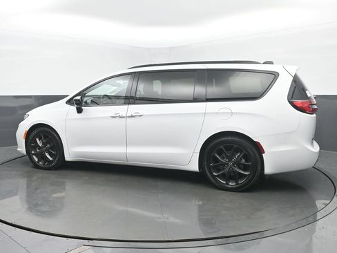 Used 2025 Chrysler Pacifica Limited FWD image 3