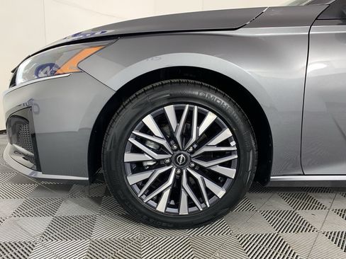 Used 2025 Nissan Altima 2.5 SV FWD image 11