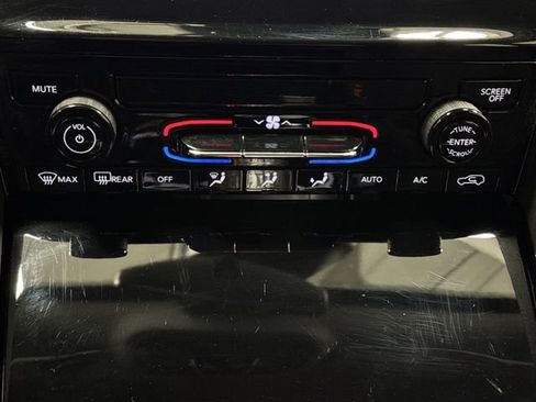 Used 2023 Jeep Grand Cherokee L Laredo image 16