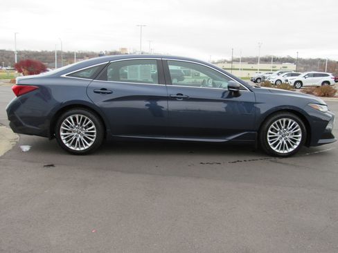 Used 2019 Toyota Avalon Limited image 5