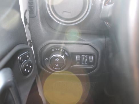 Used 2020 Jeep Gladiator Sport image 16