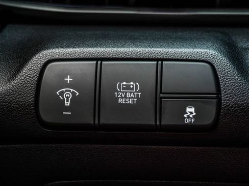 Certified 2025 Hyundai Elantra SEL FWD image 24