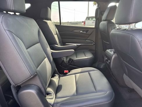 Used 2025 Chevrolet Traverse LT image 11