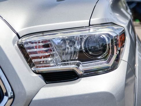 Used 2019 Toyota Tacoma TRD Sport w/ Technology Package image 10