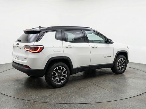 Used 2025 Jeep Compass Trailhawk AWD/4WD image 9