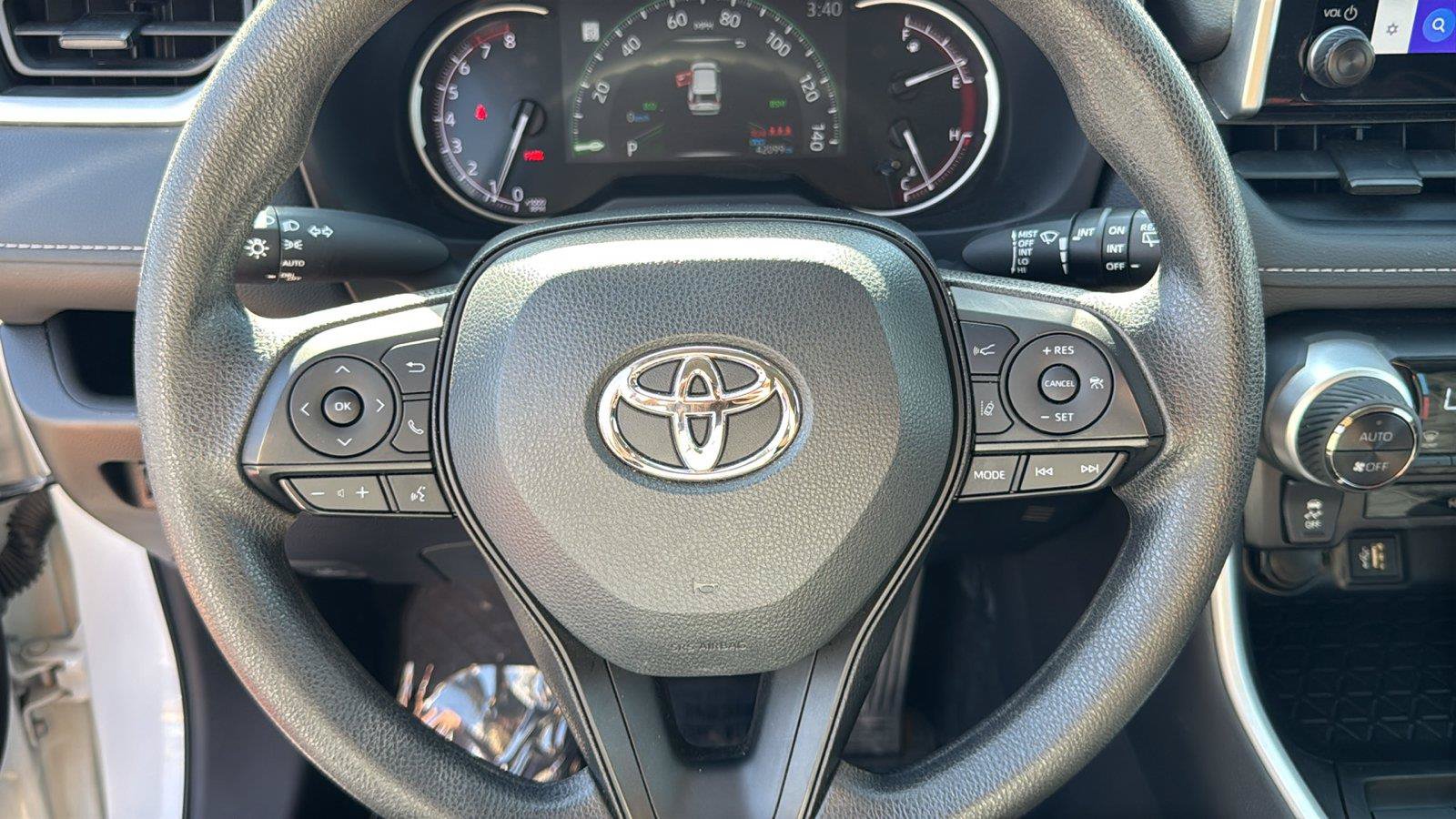 Used 2025 Toyota RAV4 XLE FWD image 12
