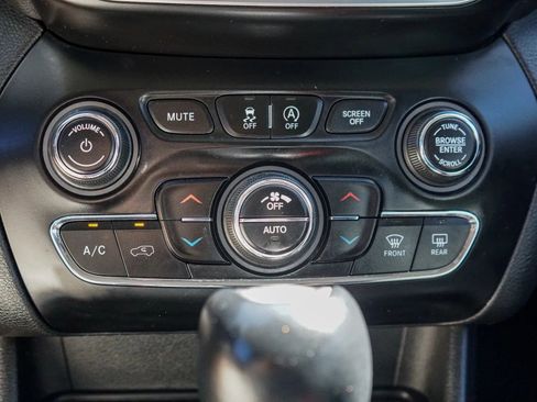 Used 2019 Jeep Cherokee Latitude Plus w/ Comfort/Convenience Group image 12