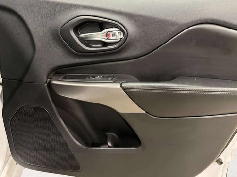 Used 2019 Jeep Cherokee Overland w/ Technology Group AWD/4WD image 29