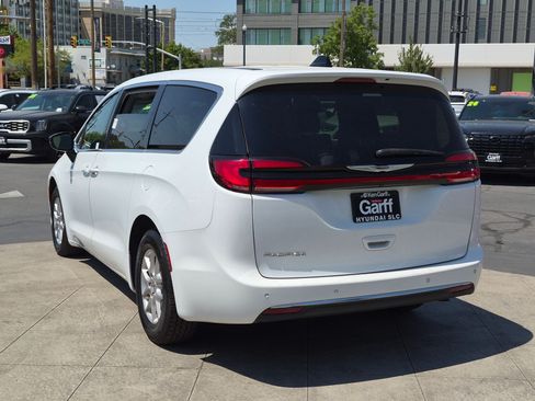 Used 2024 Chrysler Pacifica Touring-L FWD image 7