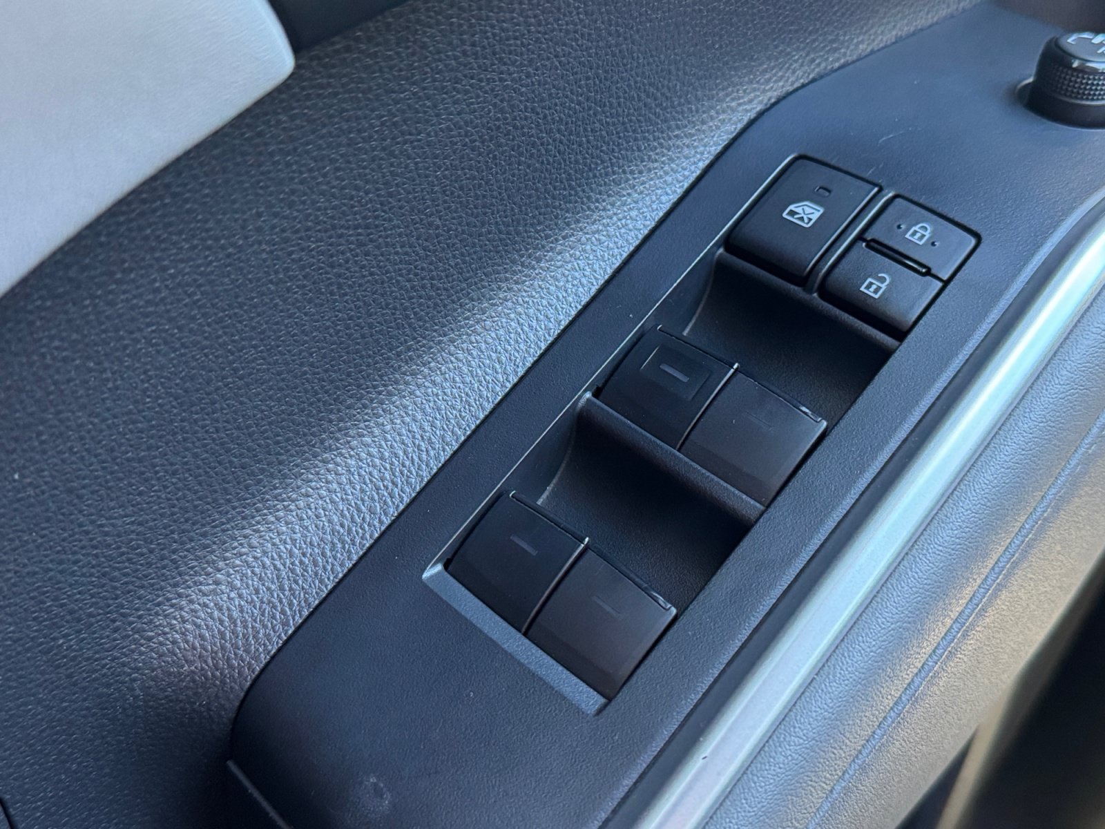Used 2022 Toyota Highlander XLE AWD/4WD image 19