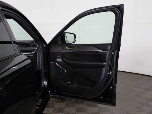 Used 2022 Jeep Grand Cherokee Overland w/ Luxury Tech Group IV image 25