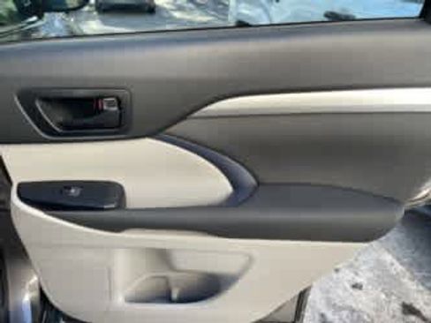 Used 2018 Toyota Highlander LE image 16