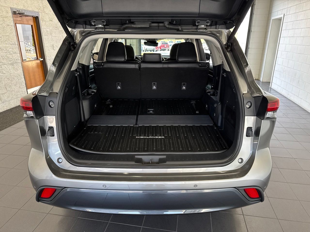Used 2026 Toyota Highlander Limited AWD/4WD image 9