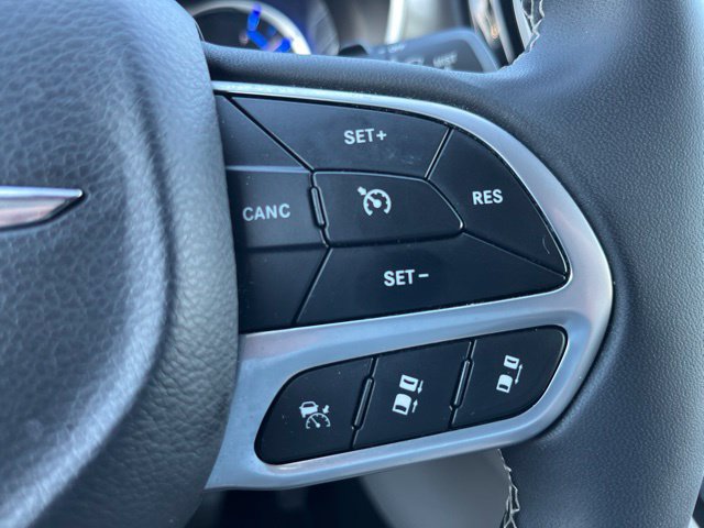 Used 2024 Chrysler Pacifica Limited FWD image 16